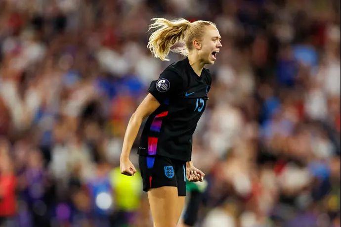 שחקנית נבחרת אנגליה אסמה מורגן חוגגת את ההעפלה