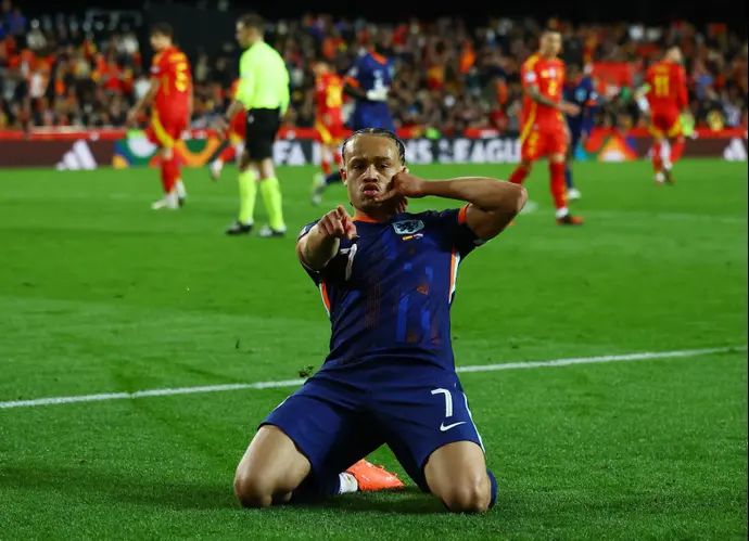 צ'אבי סימונס שחקן נבחרת הולנד חוגג שער