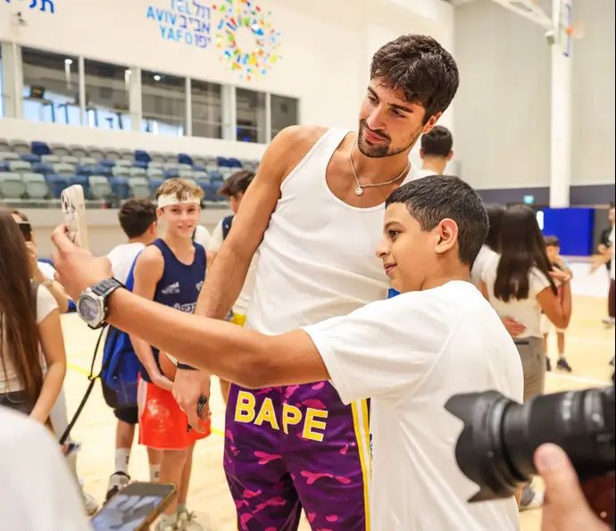 שחקן נבחרת ישראל דני אבדיה במפגש עם בני נוער מהעדה הדרוזית