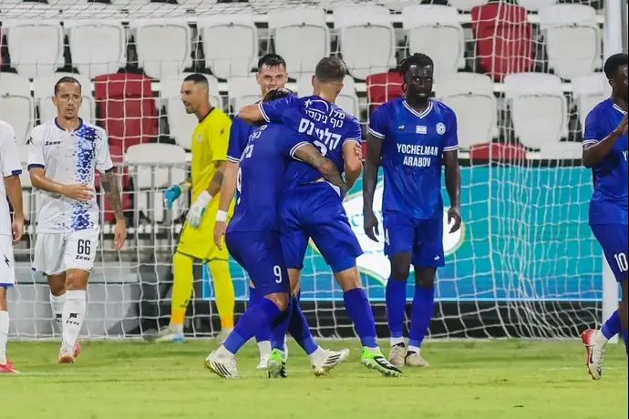 דוד קלטינס חוגג עם שחקני עירוני טבריה