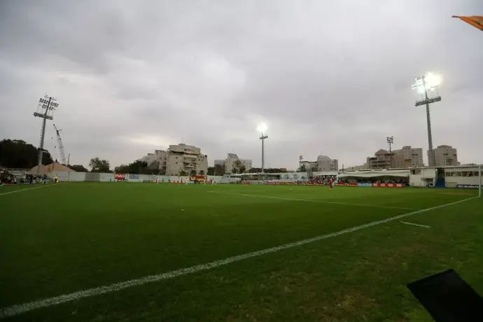 אצטדיון גרונדמן, מגרשה הביתי של הפועל ניר רמת השרון