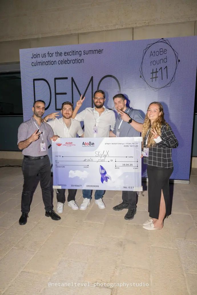 אליסון עם צוות החברה כשזכו במקום השני דבמו דיי של האקסלרטור