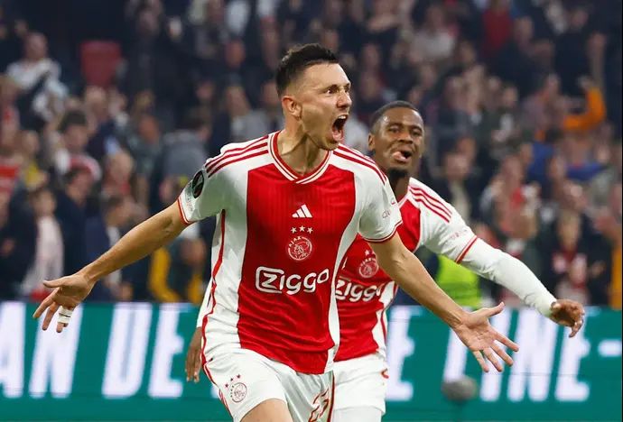 סטיבן ברחהאוס שחקן אייאקס חוגג שער