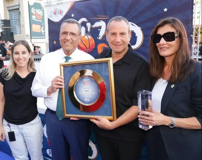 דני קליין מקבל פרס במהלך סטריטבול ירושלים 2025