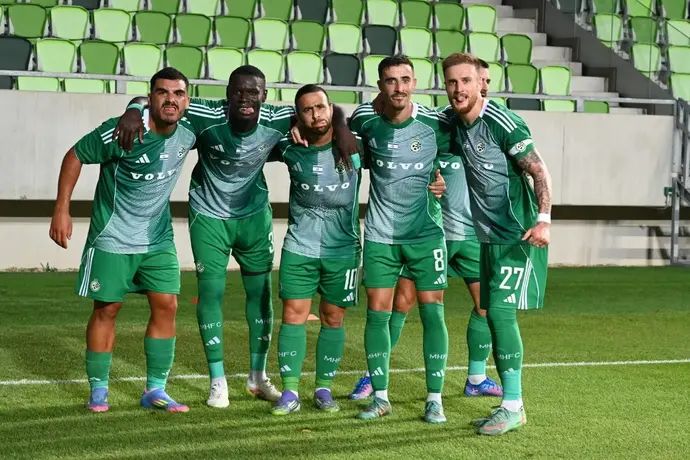 שחקני מכבי חיפה חוגגים עם עבדולאי סק