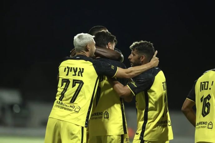 שחקני בית"ר ירושלים חוגגים עם ירדן שועה