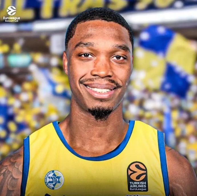 לוני ווקר במדי מכבי תל אביב