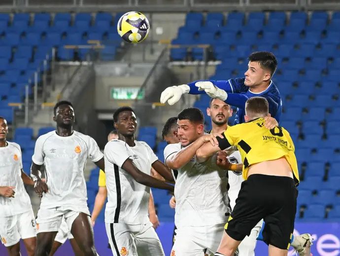 שוער מ.ס. אשדוד, קרול ניימצ'יצקי, במשחק נגד מכבי נתניה