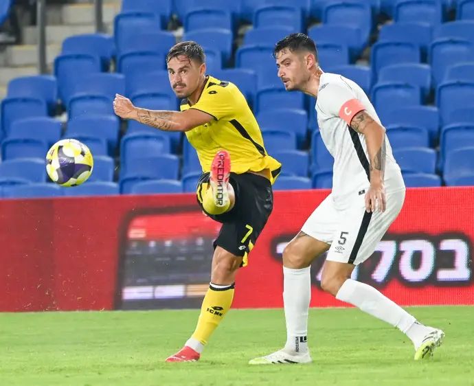 שחקן מכבי נתניה, מקסים פלקושצ'נקו, מול שחקן מ.ס. אשדוד ניר ביטון