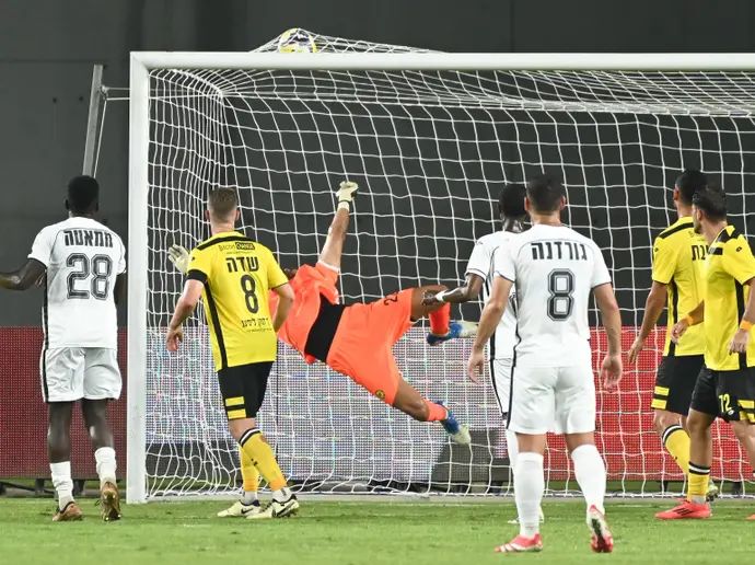 שוער מכבי נתניה, עומר ניראון, סופג נגד מ.ס. אשדוד