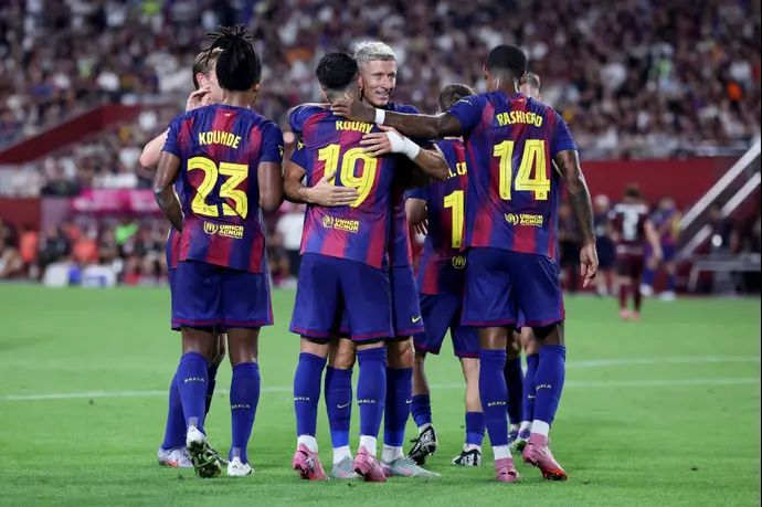 רוברט לבנדובסקי חוגג עם רוני בראדג'י, שחקני ברצלונה