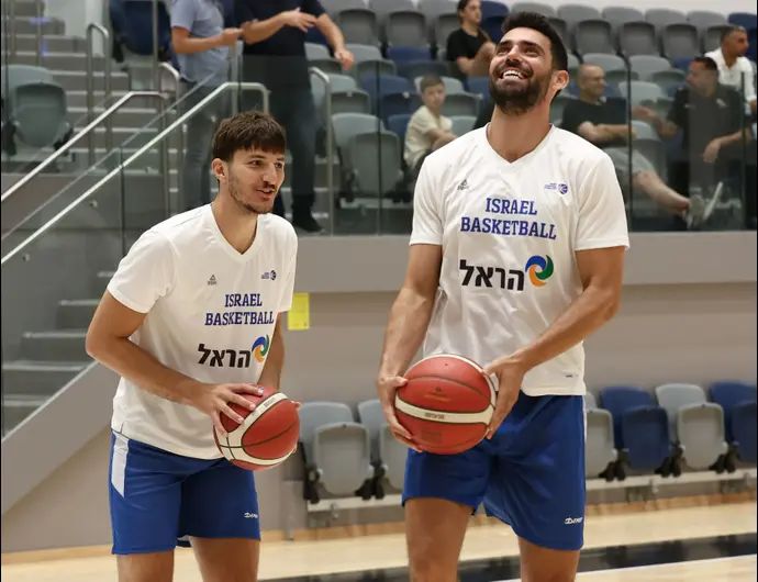 רפי מנקו לצד רומן סורקין, נבחרת ישראל