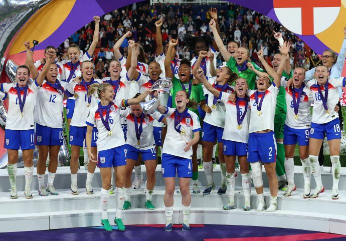 שחקניות נבחרת הנשים של אנגליה חוגגות