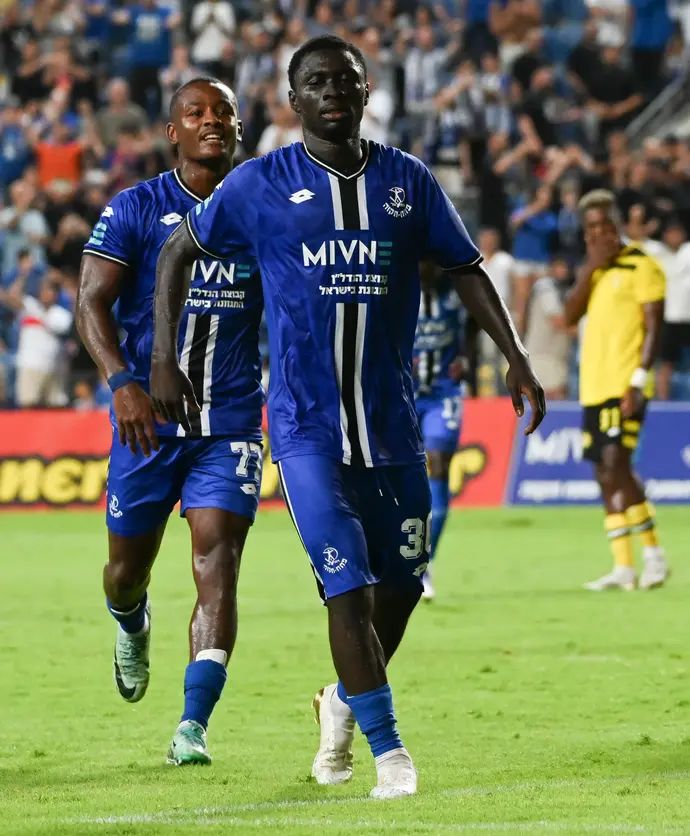 ז'וסלן טאבי שחקן הפועל פתח תקוה חוגג שער, מאחוריו קלה