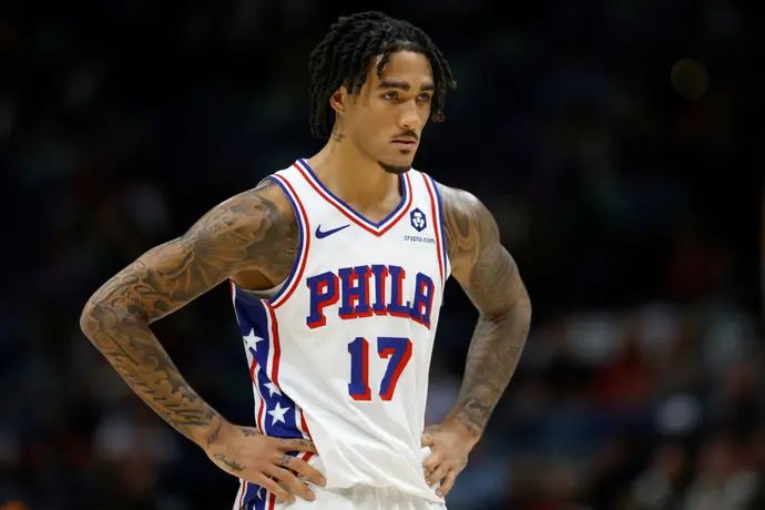 ג'יילן הוד שיפינו במדי פילדלפיה סיקסרס