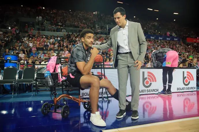 אנתוני לאמב בימיו כשחקן ניו זילנד ברייקרס. לצידו עוזר המאמן דניאל סוקולובסקי