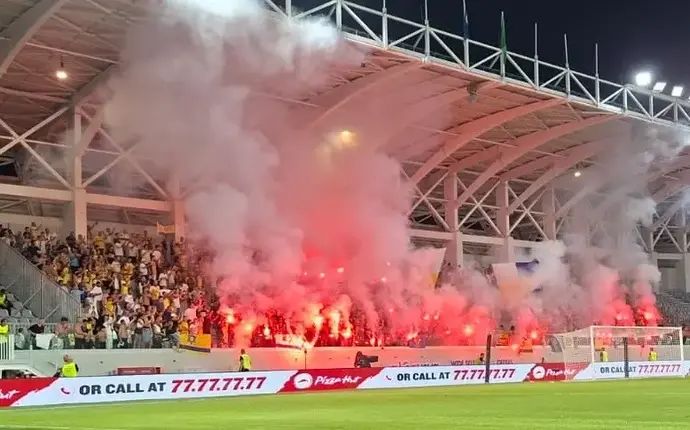 אוהדי מכבי תל אביב מדליקים אבוקות במשחק נגד פאפוס בקפריסין