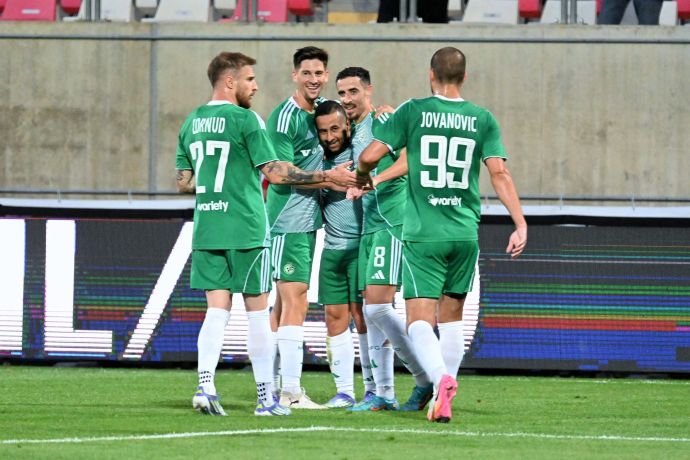 שחקני מכבי חיפה חוגגים עם דיא סבע