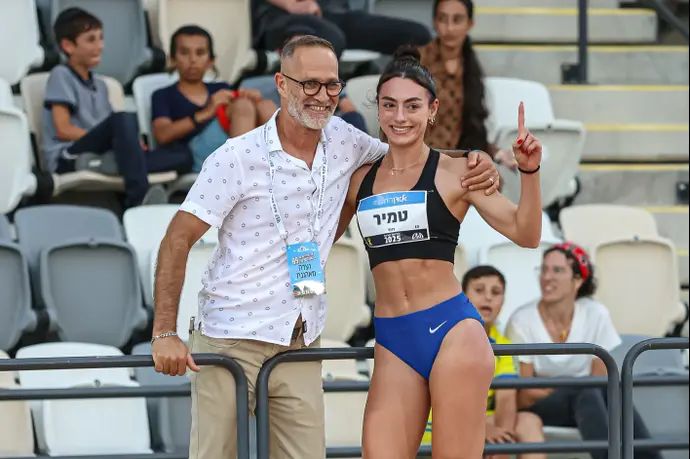 רומי טמיר קופצת לרוחק עם מאמנה רוגל נחום