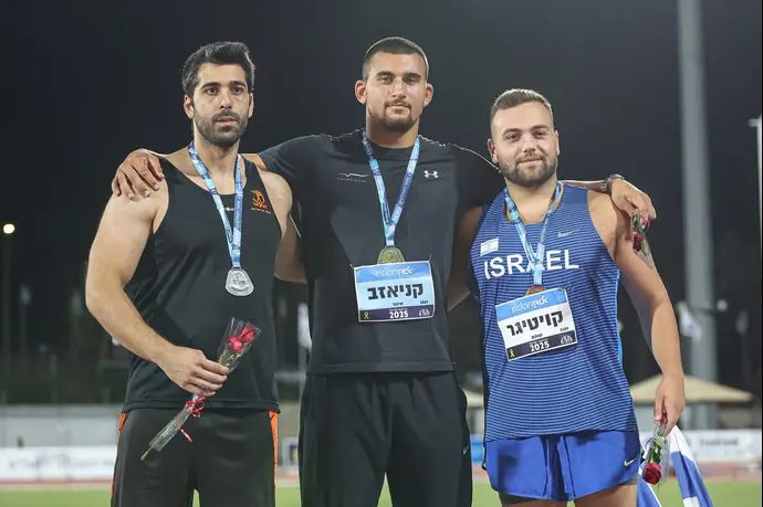 איגור קניאזב אלוף ישראל יידוי פטיש (במרכז), מימינו שוהם קויטיגר