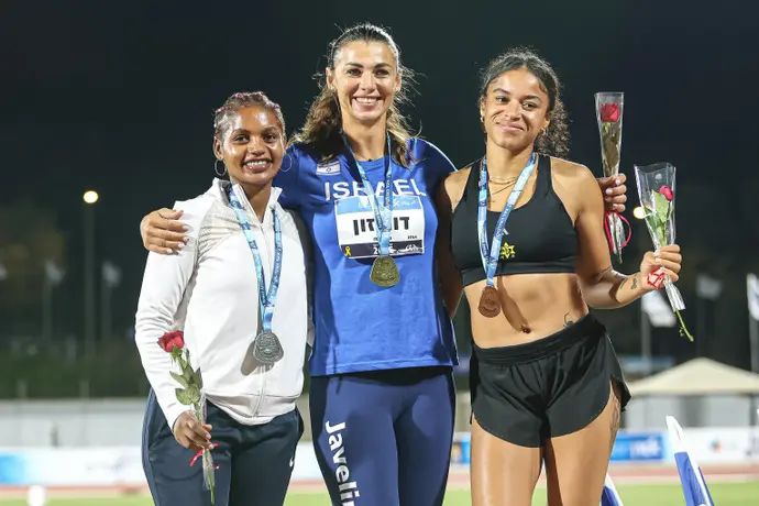 מרגריטה דורוז'ון אלופת ישראל הטלת כידון (במרכז), משמאלה מרסי אפריפה