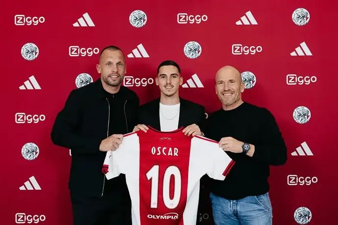 אוסקר גלוך לצד מאמן אייאקס, ג'וני הייטינחה