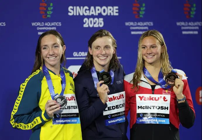 קייטי לדקי (במרכז) עם מדליית זהב ב-800 מטר, מימינה סאמר מקינטוש, משמאלה לייני פאליסטר