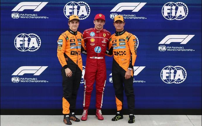 שארל לקלר נהג קבוצת פרארי בין לנדו נוריס (מימין) אוסקר פיאסטרי (משמאל) נהגי קבוצת מקלארן