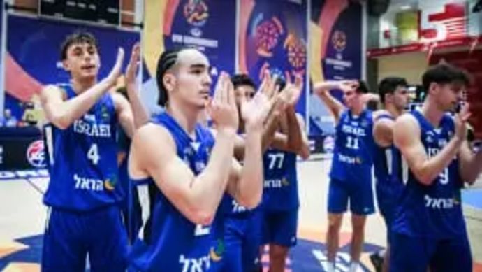 שחקני נבחרת הנוער של ישראל בכדורסל