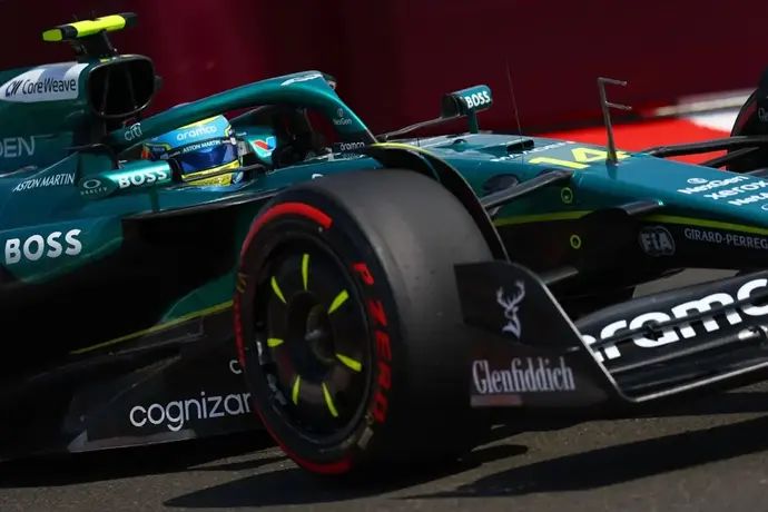 פרננדו אלונסו באסטון מרטין, אתמול בהונגרורינג. יזנק ממקום חמישי
