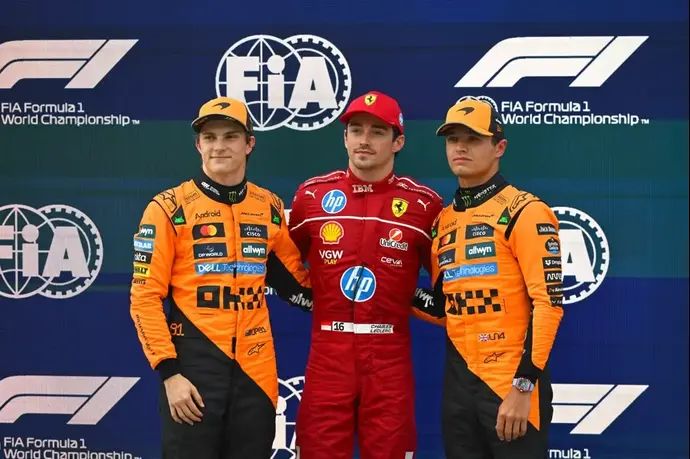 שרל לקלר (במרכז) עם אוסקר פיאסטרי (משמאל) ולנדו נוריס אחרי סיום מקצה הדירוג