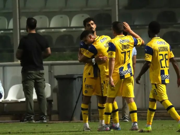 שחקני מכבי תל אביב חוגגים עם אלעד מדמון