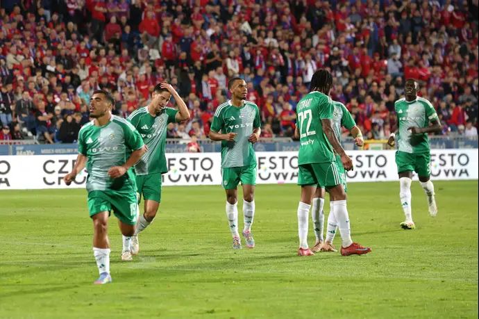 שחקני מכבי חיפה חוגגים עם איתן אזולאי