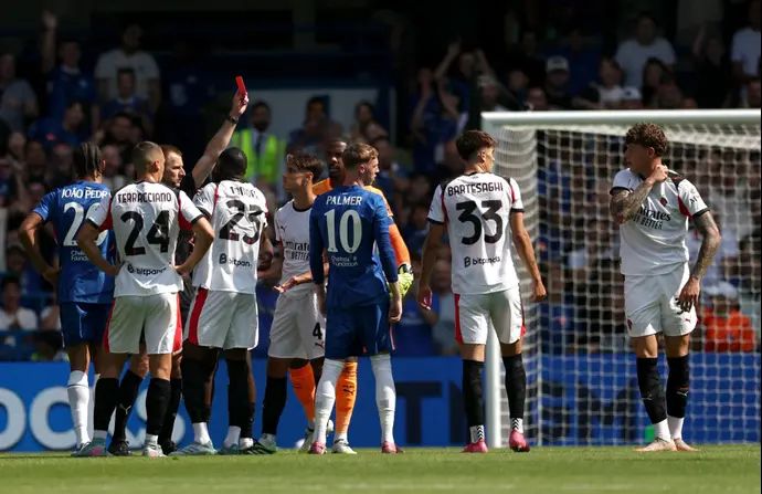 אנדריי קוביס שחקן מילאן (מימין) רואה כרטיס אדום