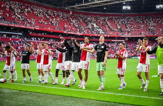 אוסקר גלוך חוגג עם שחקני אייאקס