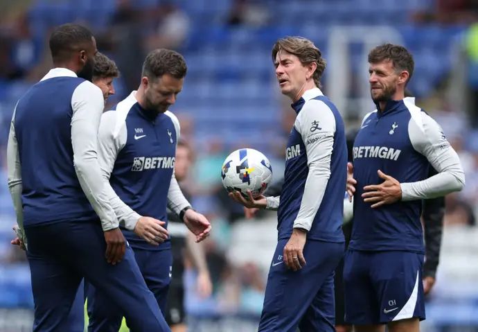 תומאס פרנק מאמן טוטנהאם עם צוותו