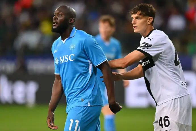 בלם פארמה ג'ובאני לאוני שומר על רומלו לוקאקו