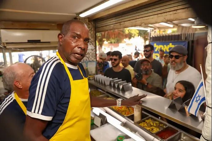 אולסי פרי, מכבי תל אביב משיקה את מדי הרטרו ביד אליהו