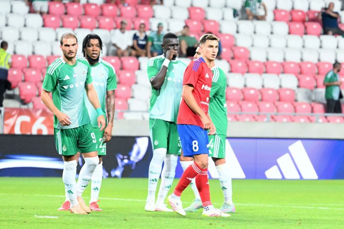 תומאש פיינקו שחקן ראקוב לפני עבדולאי סק, טריבנטה סטיוארט, ג'ורג'ה יובאנוביץ' שחקני מכבי חיפה