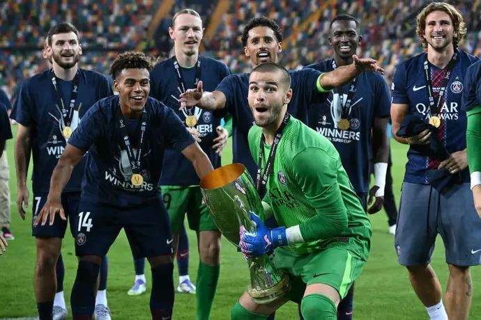 לוקא שבאלייה שוער פריז סן ז'רמן מניף את הסופר קאפ האירופי