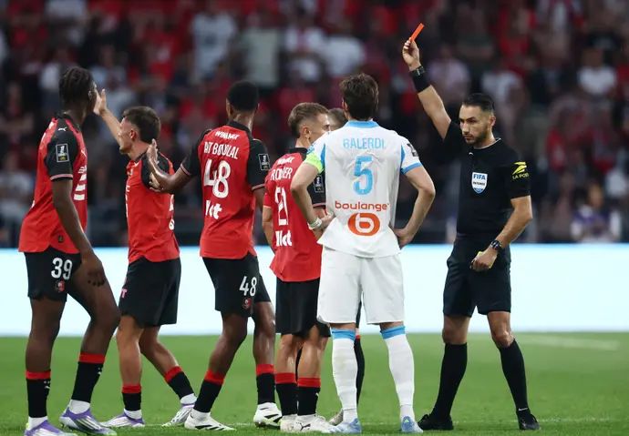 השופט ז'רמי פיניאר שולף כרטיס אדום לעבר עבדלחמיד איט בודלאל שחקן ראן