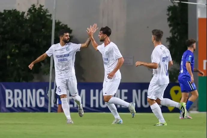 ניב גוטליב חוגג עם שחקני עירוני טבריה