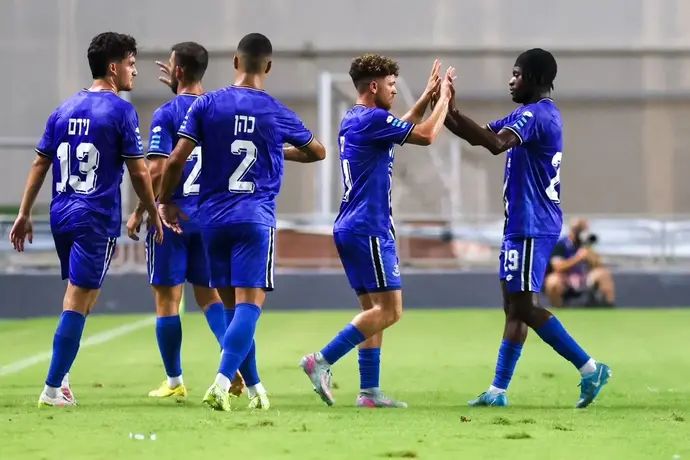 שחקני הפועל פתח תקוה חוגגים עם גולן בני