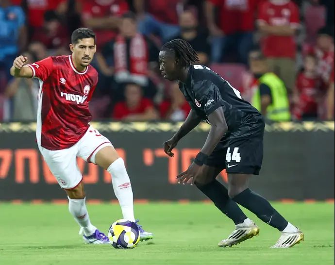 שחקן הפועל באר שבע, מתן בלטקסה, מול שחקן הפועל תל אביב, דניאל דאפה