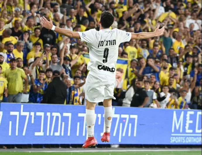 דור תורג'מן שחקן מכבי תל אביב חוגג שער