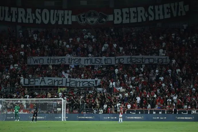 אוהדי הפועל באר שבע במחאה נגד אופ"א