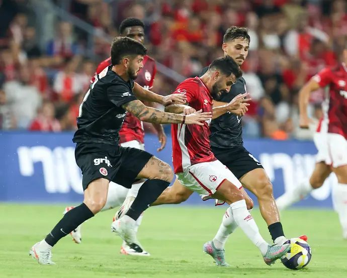 שחקני הפועל תל אביב, זיו מורגן, רן בנימין, מול שחקן הפועל באר שבע, אלון תורג'מן