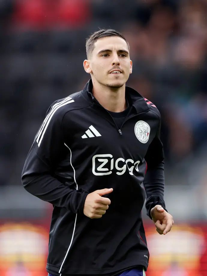 אוסקר גלוך שחקן אייאקס בחימום