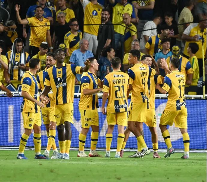 שחקני מכבי תל אביב חוגגים