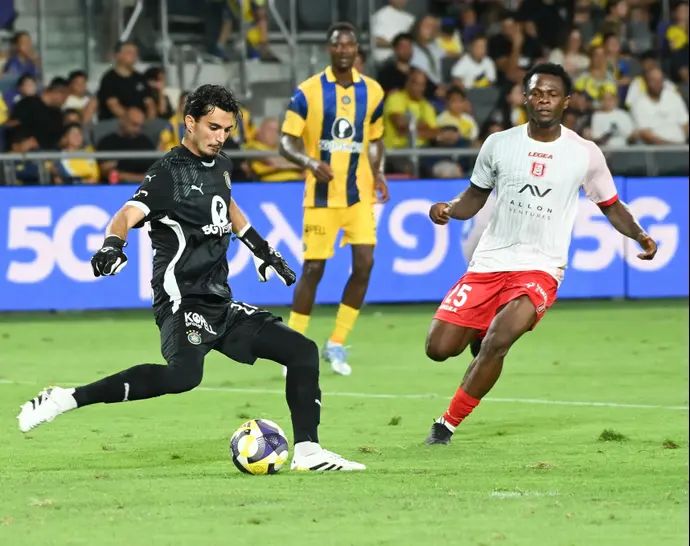 שוער מכבי תל אביב אופק מליקה, מול שחקן הפועל ירושליחם אנדרו אידוקו